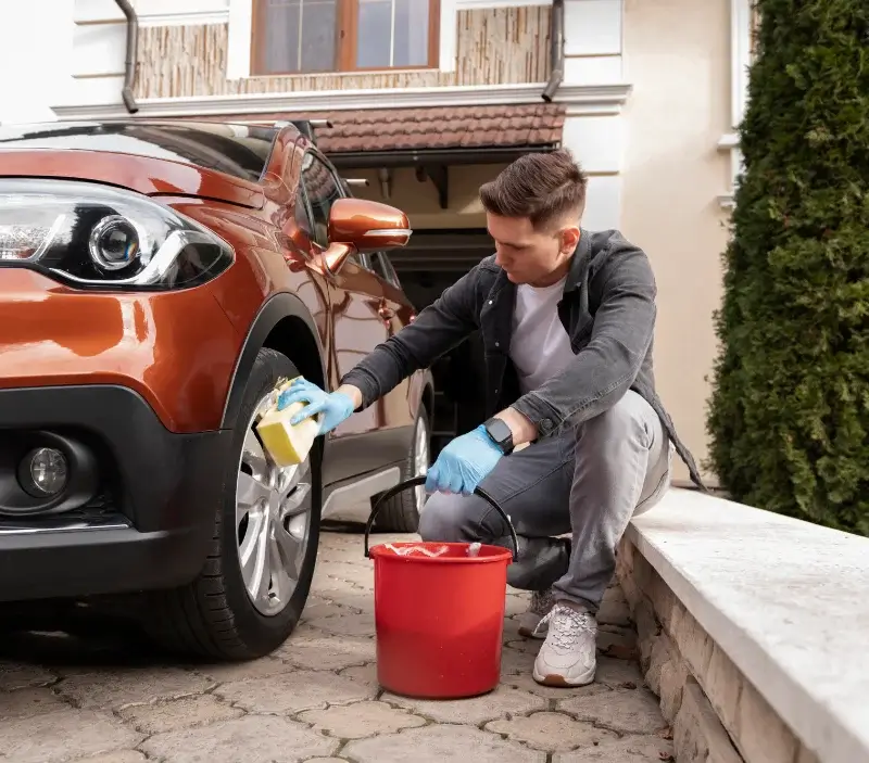 Lavage auto à domicile Riguepeu : professionnel intervenant sur un véhicule